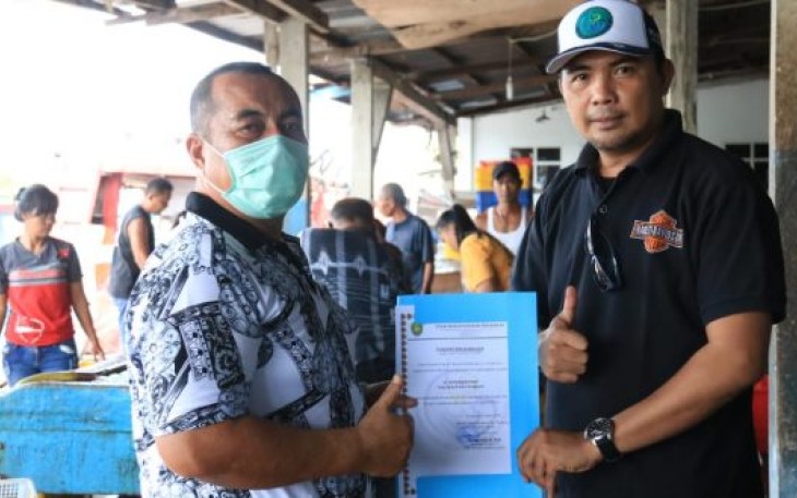 Kepala Dinas Kelautan Perikanan Kota Bengkulu Syafriandi Serahkan Piagam Pada Nelayan