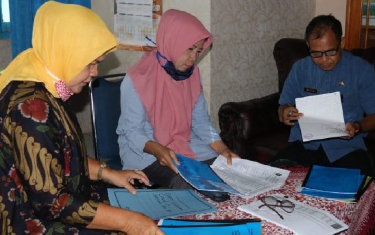 Camat  Selebar Kota Bengkulu Sehmi Mendata Ulang Warga 