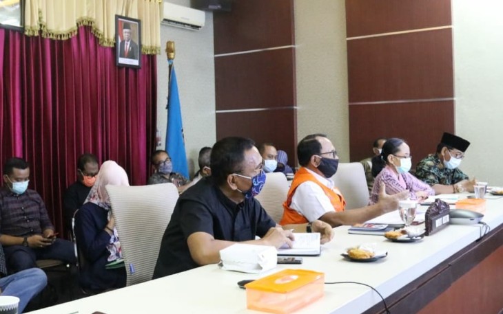 Bupati Blitar Rijanto (pakai rompi oranye) didampingi sejumlah jajarannya saat telekonferensi. (foto : crew Klikwarta.com)