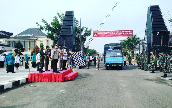 Bupati Rijanto saat memimpin pemberangkatan Bansos oleh Pemkab Blitar ke kecamatan Sutojayan 