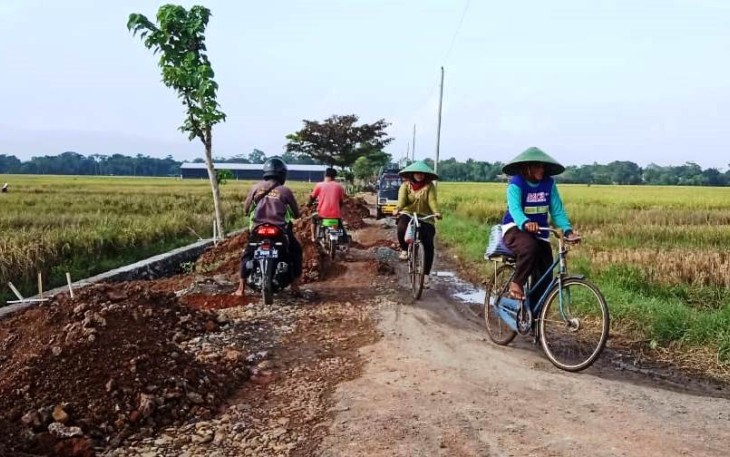 Rela Terganggu Sementara Saat TNI Perbaiki Infrastruktur Desanya