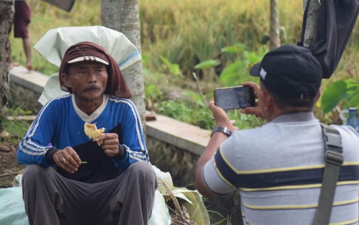 Totalitas Anggota Tim Jurnalistik TMMD Reguler Pekalongan di Desa Pantirejo