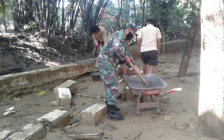 Perbaikan talud untuk menahan luapan air sungai 