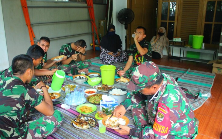  Ibu-Ibu Ini Hidangkan Makan Siang Untuk Satgas TMMD 107 Kodim 0508/Depok