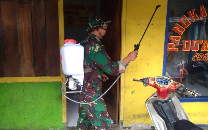 Satgas TMMD ke 107 Semprot Disinfektan di RW01 Kali Baru 
