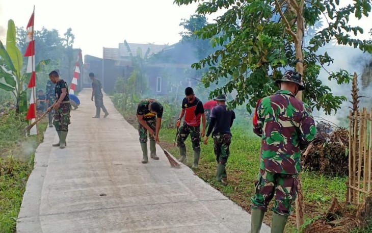 Sepanjang Jalan H Amin Dibersihkan Satgas TMMD ke 107 Kodim 0508/Depok