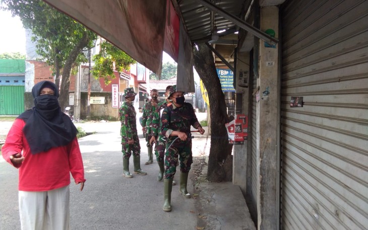Satgas TMMD Lakukan Penyemprotan Disinfektan di Lokasi Ekonomi Warga