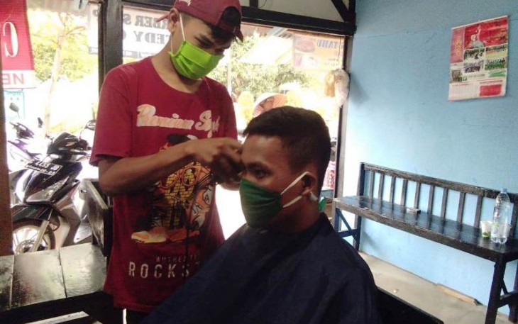 Tukang Cukur pun Dapatkan Berkah Dari TMMD Reguler Pekalongan