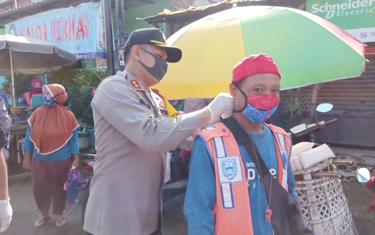 Kapolres Batang AKBP Abdul Waras Begikan Masker Pada Warga 