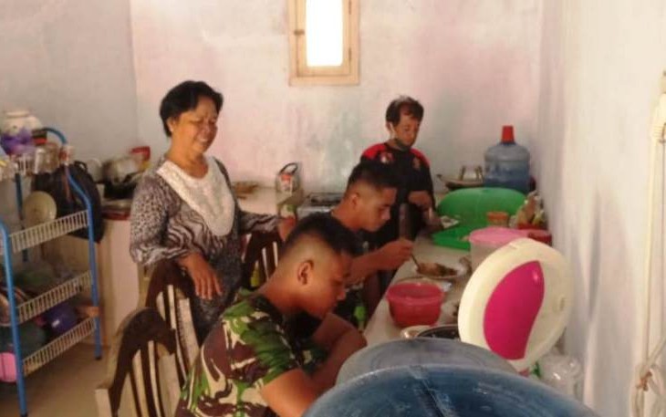 Inilah Sarapan Terakhir Anggota Satgas TMMD Reguler Pekalongan di Rumah Keluarga Asuh