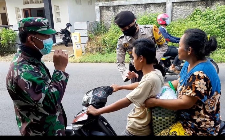 Pemberian masker untuk para pengendara 