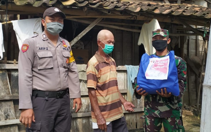 Salah satu warga penerima sembako