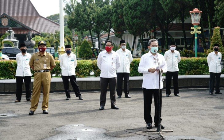 Bupati Haryanto memberikan sambutan dalam pemberian bantuan kepada masyarakat