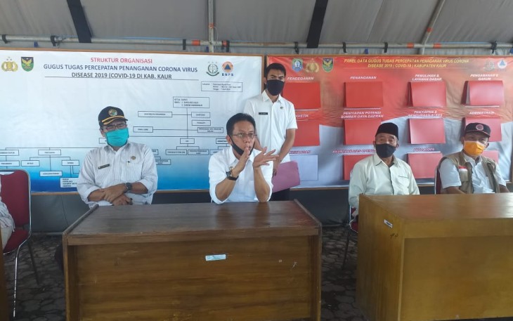 Sekretarsi Daerah Kabupaten Kaur Nandar Munadi MSi Saat Melakukan Konferensi Pers 