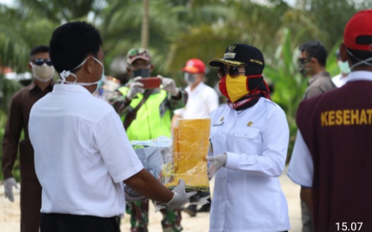 Bupati Tuba Serahkan Bantuan Sembako ke Masyarakat Terdampak Covid-19
