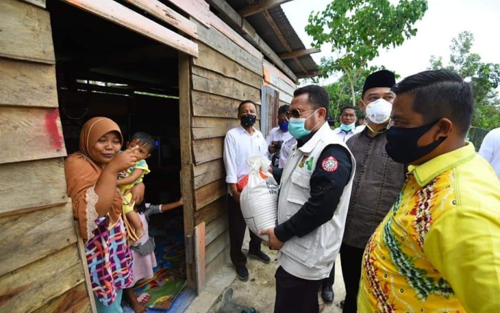 Bupati dan Ketua DPRD Kampar Bagi Sembako ke Masyarakat Kurang Mampu