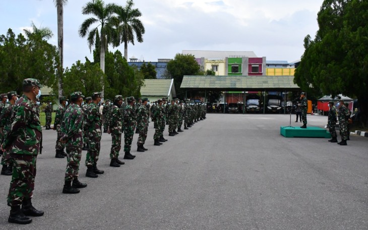 Danrem 143/HO Pimpin Apel Pagi dan Berikan Jam Komandan Personel Korem 143/HO