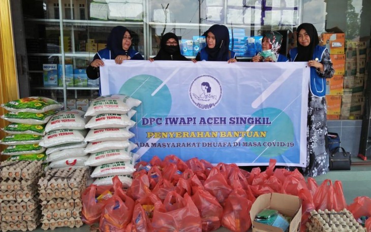DPW IWAPI Aceh Singkil membagikan sembako terhadap warga yang berdampak corona.