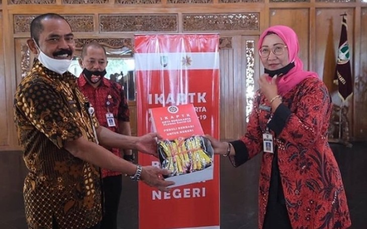 Walikota Solo FX Hadi Rudyatmo saat menerima penyerahan bantuan 5500 masker dari perwakilan Ikatan Alumni Pendidikan Tinggi Kepamongprajaan (IKAPTK) Kota Solo⁣ di Balaikota Solo guna mendukung penanganan Covid-19. (Foto Istimewa)