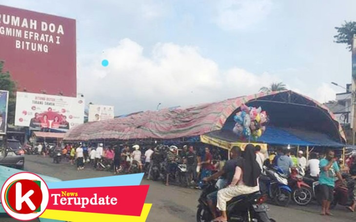 Kerumunan ratusan orang di pusat Kota Bitung menjelang berbuka puasa