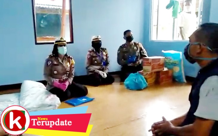 Kasatlantas Polresta Barelang Kompol Yunita Stevany S.I.K M.Si didampingi Wakasat Lantas Polresta Barelang AKP Cut Putri Amelia S.I.K dan Kanit Laka Iptu Fredyando saat berbincang bersama keluarga Korban Lakalantas di Perumahan Dam Duriangkang