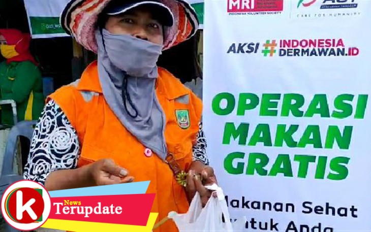 Salah satu masyarakat mendapatkan makan siang dalam kegiatan Operasi Makan Gratis yang digelar oleh ACT Kepri