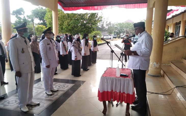 Bupati Aceh Singkil Dulmusrid saat mengambil sumpah pelantikan pejabat eselon jajaran Pemkab setempat dihalaman Kantor Bupati.