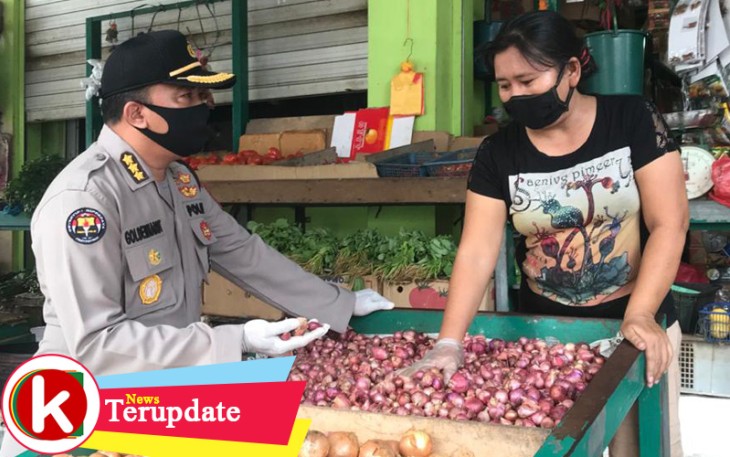 Kabid Humas Polda Kepri Kombes Pol Harry Goldenhardt S S.IK M.Si saat berbincang dengan salah satu pedagang di Pasar Mega Legenda Batam Center Kota Batam