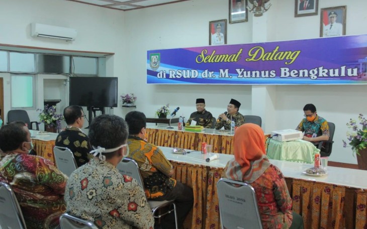 Direktur Rumah Sakit Umum Daerah (RSUD) dr. M. Yunus (RSMY) Bengkulu Zulkimaulub Ritonga saat rapat