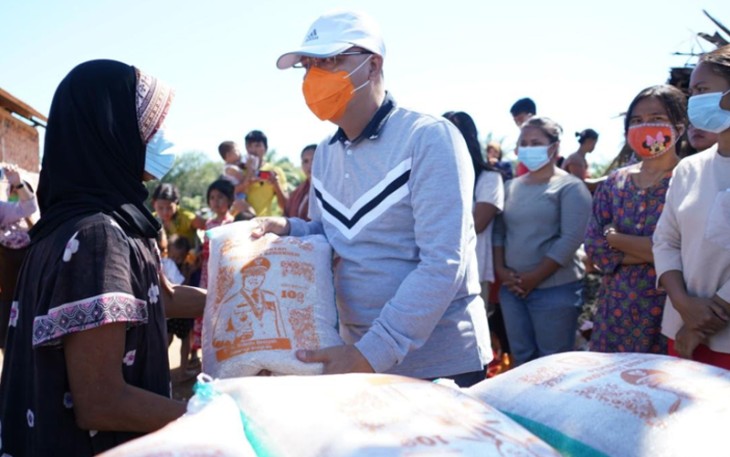 Gubernur Bengkulu Rohidin Mersyah saat berikan beras ke salah seorang pedagang di Kota Bengkulu