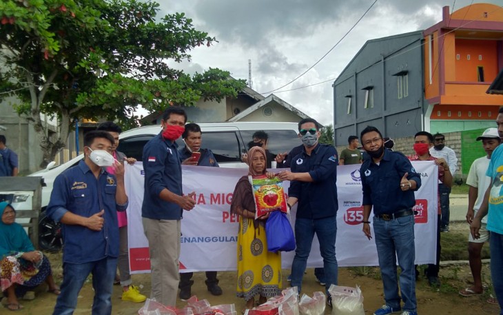 Hiswana Migas Sultra dan Pertamina Bagi Sembako Gratis
