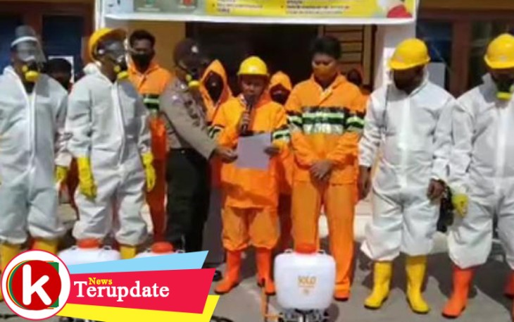 Kepala Desa Pasar Singkil Yusrin bersama Babinkamtibmas perangkat tokoh masyarakat, dan Tim relawan desa saat hendak melakukan penyemprotan disinfektan.