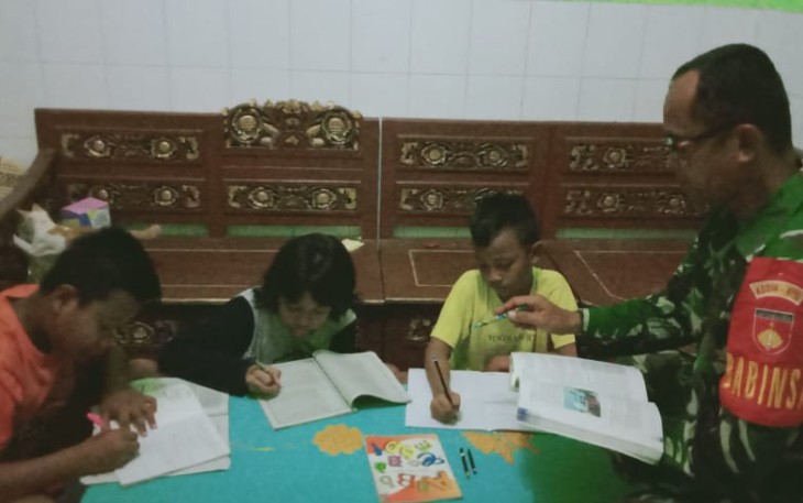 TNI Kodim Brebes Dampingi Putra-Putrinya Belajar di Rumah