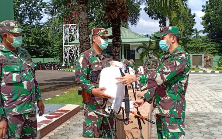 Kasdim 0505/JT Salurkan Bantuan Alat Penyemprot Disinfektan melalui Jajarannya