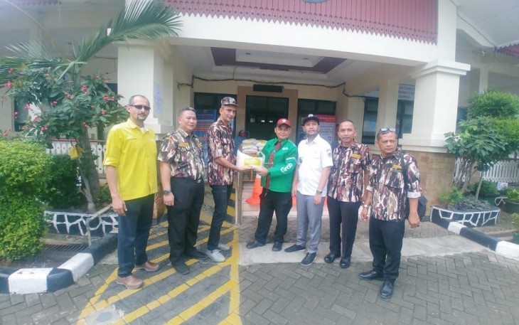 Golkar dan GM-FKPPI Peduli Berikan Bantuan Sembako Kepada Ojol dan Masyarakat
