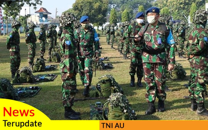 Upacara Pembukaan Latihan Berganda (Latganda) Sekolah Pertama Bintara Prajurit Karir Pria (Semaba PK Pria) TNI AU Angkatan ke-45 di Lapangan Skadik 403 Lanud Adi Soemarmo.
