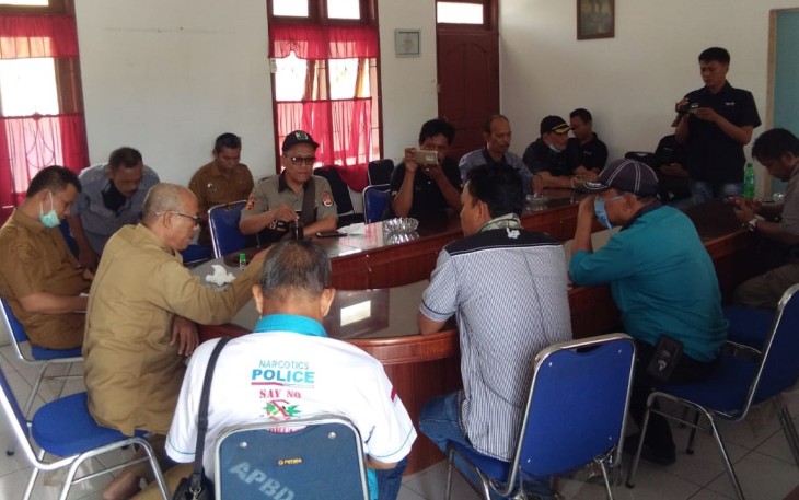 Wartawan saat mewawancarai Kepala Dinsos Batu Bara