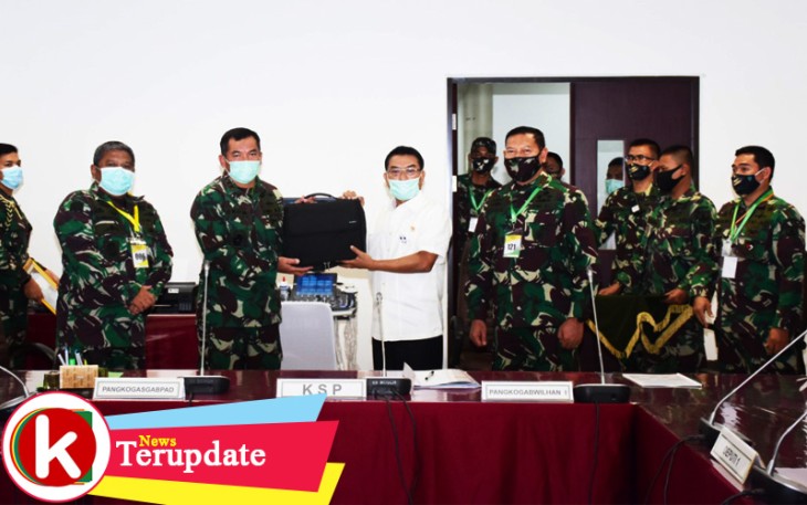 Kepala Staf Kepresidenan Serahkan 5 Set Alkes USG Paru-Paru