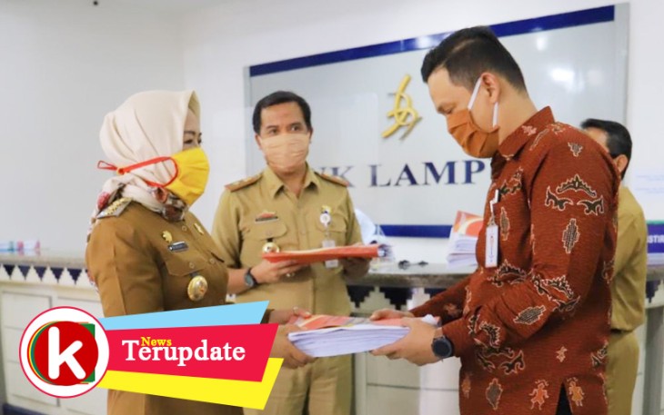 Penyerahan bantuan secara simbolis oleh Bupati