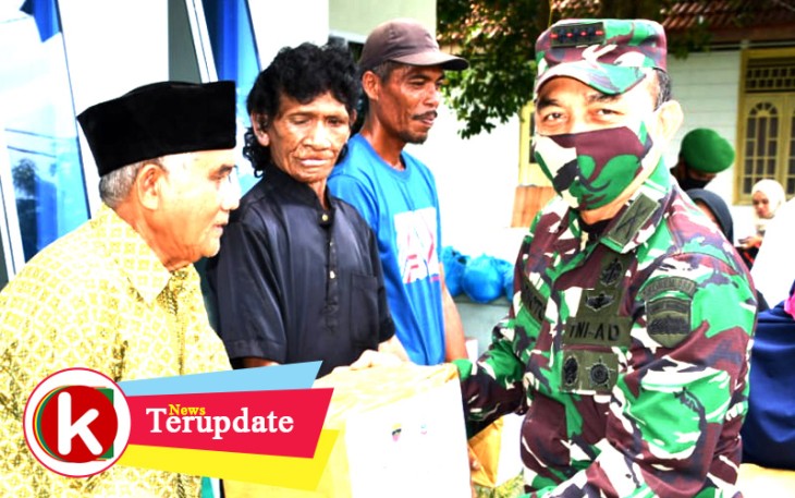 Danrem 033/WP Bagikan Paket Sembako ke Tokoh Masyarakat dan Warga