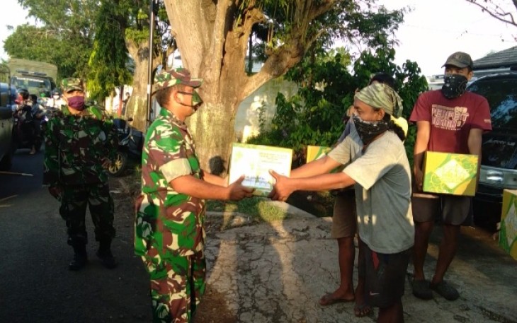 Dandim Batang Bagikan 750 Parcel Idul Fitri Buat Masyarakat Kurang Mampu Terdampak Covid-19