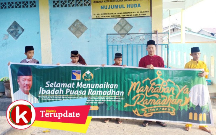 BKDI BP Batam saat serahkan bantuan kepada anak Yatim Piatu di Panti Asuhan Nujumul Huda Kelurahan Tanjung Riau Kecamatan Sekupang Kota Batam