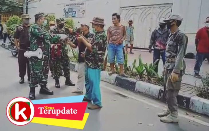 Babinsa Koramil 02/SB Bersama Tiga Pilar Bagikan Masker di Karang Anyar