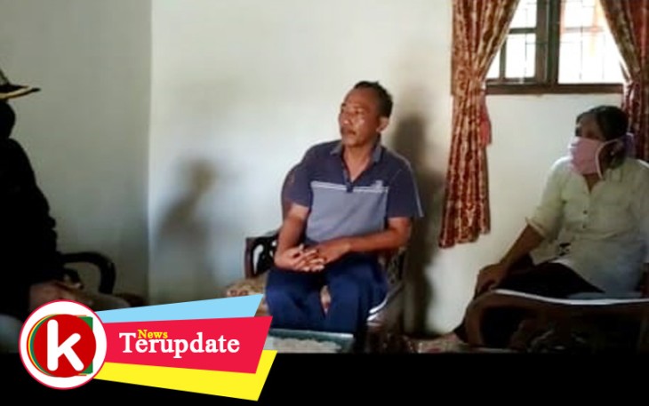 Erwanda (tengah) saat diklarifikasi Kades dan Babhinkamtibmas serta pihak kesehatan setempat