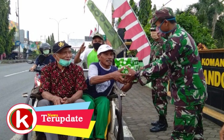 Anggota Kodim Batang Cegat Pengguna Jalan Bagikan Nasi Kotak 