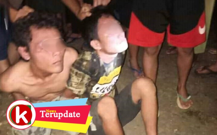 Dua orang pencuri pasca ditangkap warga