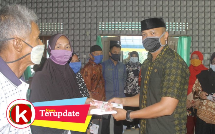 Wabup Lingga Serahkan BLT-DD di Desa Lanjut dan Batu Kacang