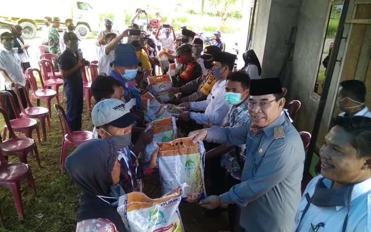 Bupati Rejang Lebong Ahmad Hijazi Kunjungi Warga Korban Angin Puting Beliung di Desa Air Bening
