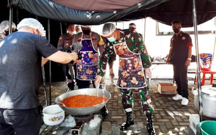 Dandim 1310/Bitung Ikut Bantu Masak