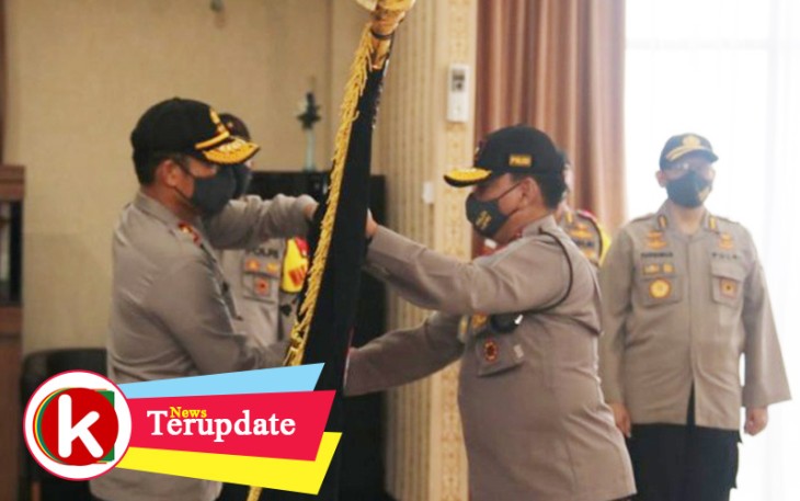 Penyerahan Pataka Polda Kepri Seligi Sakti Marwah Negeri dari Irjen Pol Andap Budhi Revianto S.IK MH kepada Irjen Pol Dr Aris Budiman M.Si